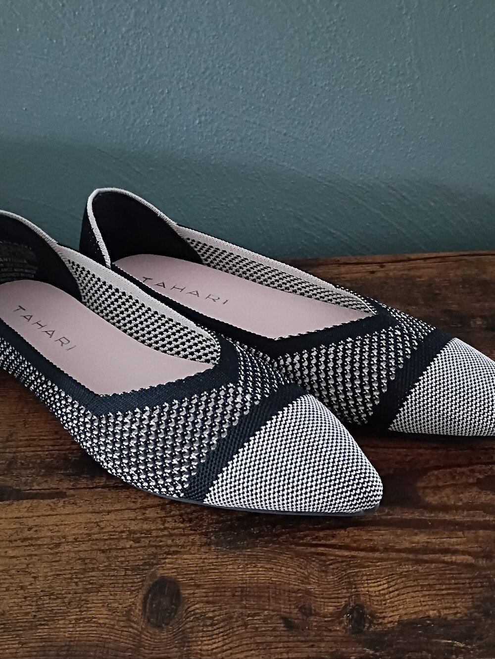 Tahari Antigua Pointed Toe Knit Ballet Flats 8.5 Black Ivory Shoes Quiet Luxury